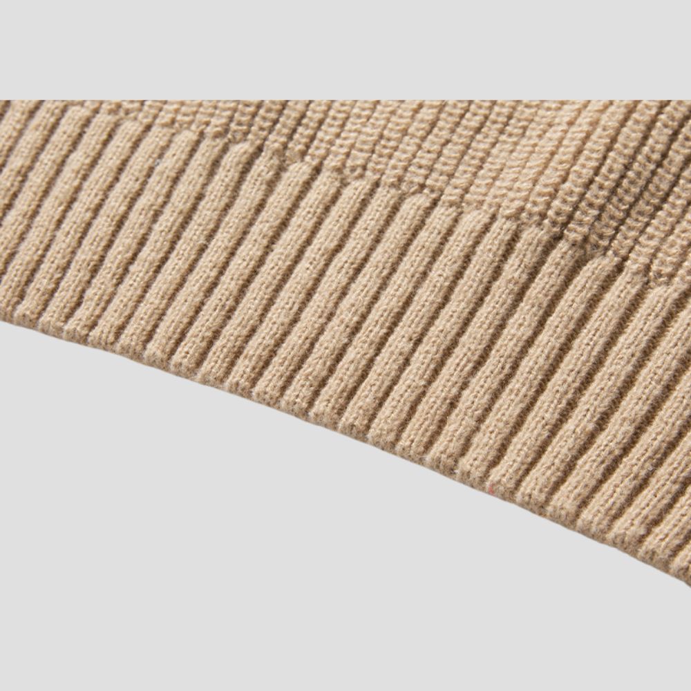 Lightweight hoodie sweater perfect for streetwear lovers.