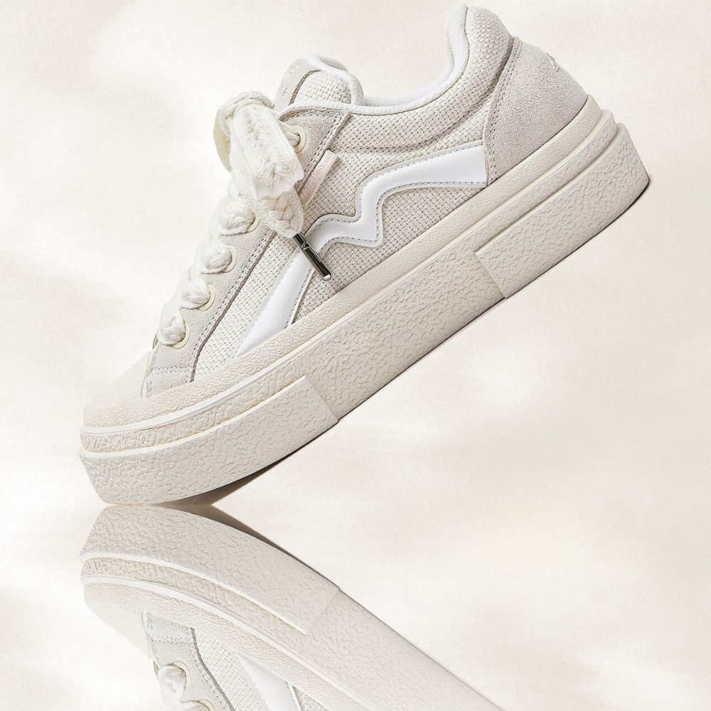 Retro style meets modern comfort in these low-top sneakers, suitable for both men and women.