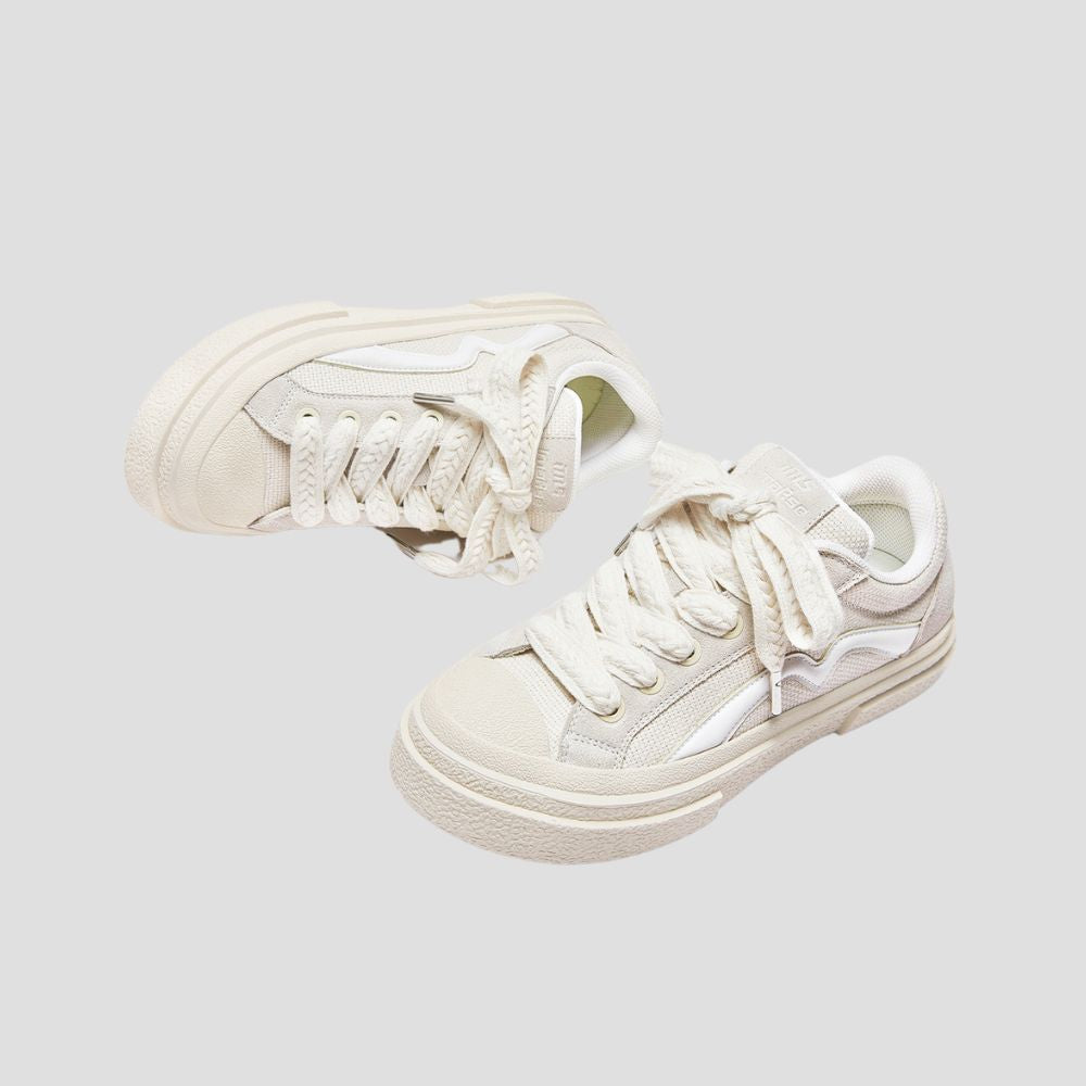 The color-blocking design on these sneakers adds a pop of color and personality to any outfit.