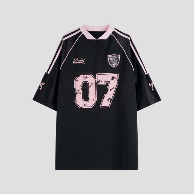 Street-style casual and sporty tee.