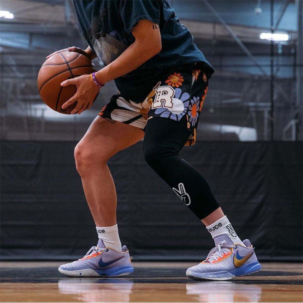 Breathable street-style shorts with floral patterns.