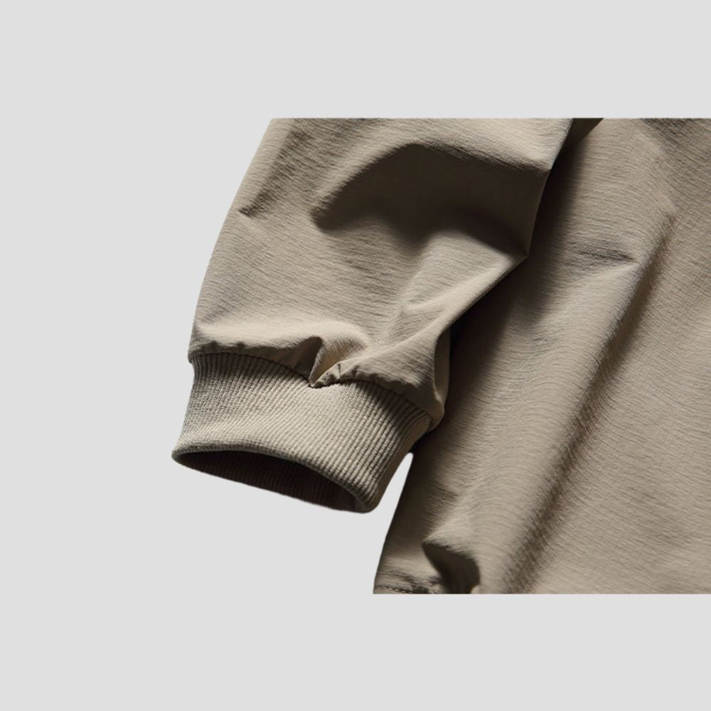 Street-style sweatshirt with loose fit and reflective pockets.