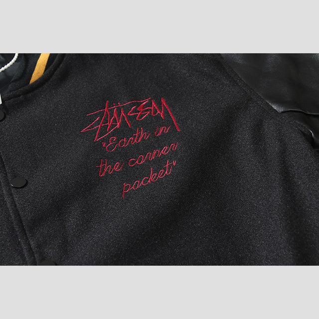 The perfect blend of comfort and style, this loose-fit jacket is crafted from 65% wool.