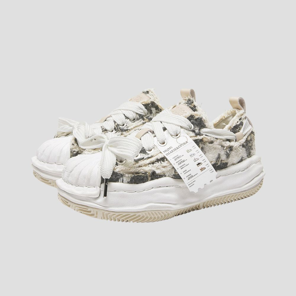 Versatile cotton sneakers suitable for casual to dressy occasions, thanks to their unisex design.