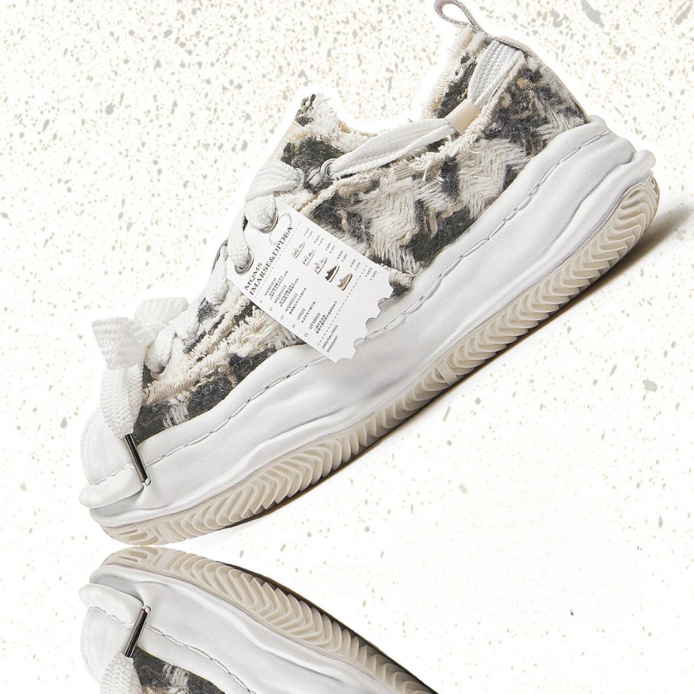 Suitable for men and women alike, these unisex sneakers are a versatile addition to any wardrobe.