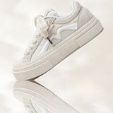 Retro style meets modern comfort in these low-top sneakers, suitable for both men and women.
