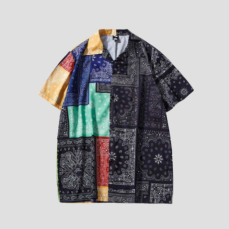 Loose fit unisex shirt with paisley print and breathable material.
