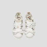 Step into fashion with these chic sneakers featuring a raised sole and a touch of dissolved charm.
