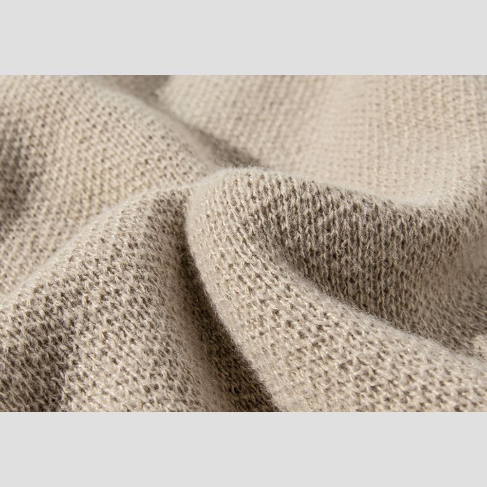 Casual and relaxed fit shredded sweater for all occasions
